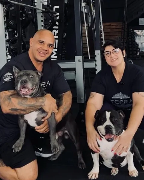 Professor Adailson “Terra” e Tatiana, fundadores da Terra Academia, com seus cachorros dentro da academia